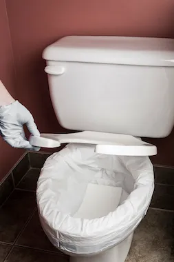 Hygienebeutel wird in die Toilettenschüssel eingelegt